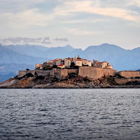 Ξενοδοχείο με διαμερίσματα Les Castors Καλβί